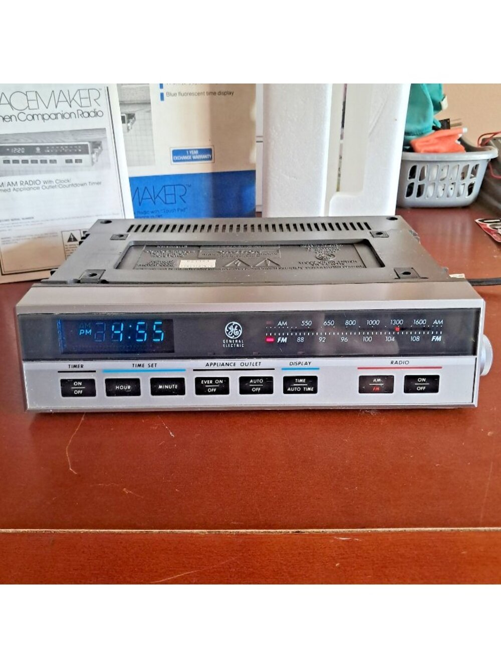GE Spacemaker Kitchen Companion AM FM Radio With Clock Model 7-4222